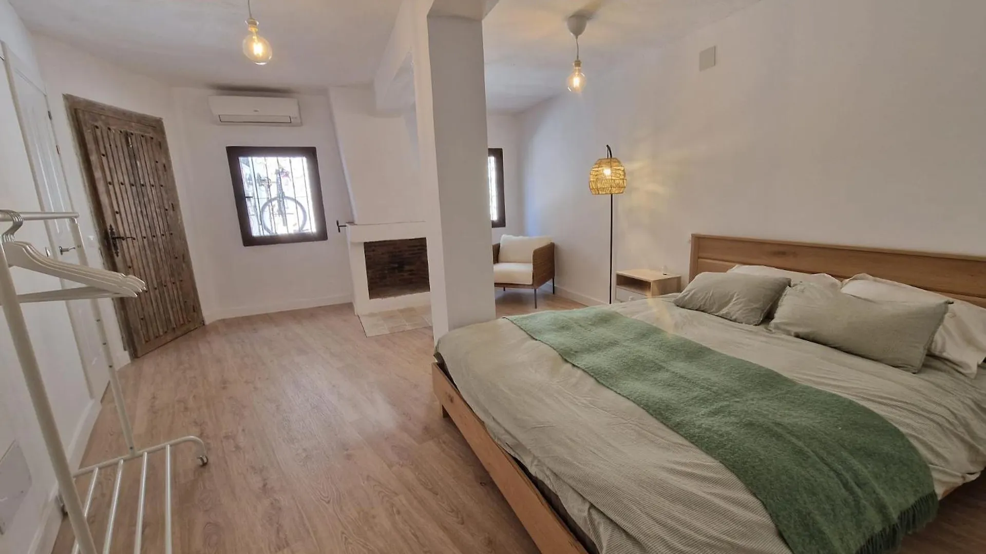 Habitacion Amplia Y Tranquila Con Bano Privado En Piso Compartido contacts