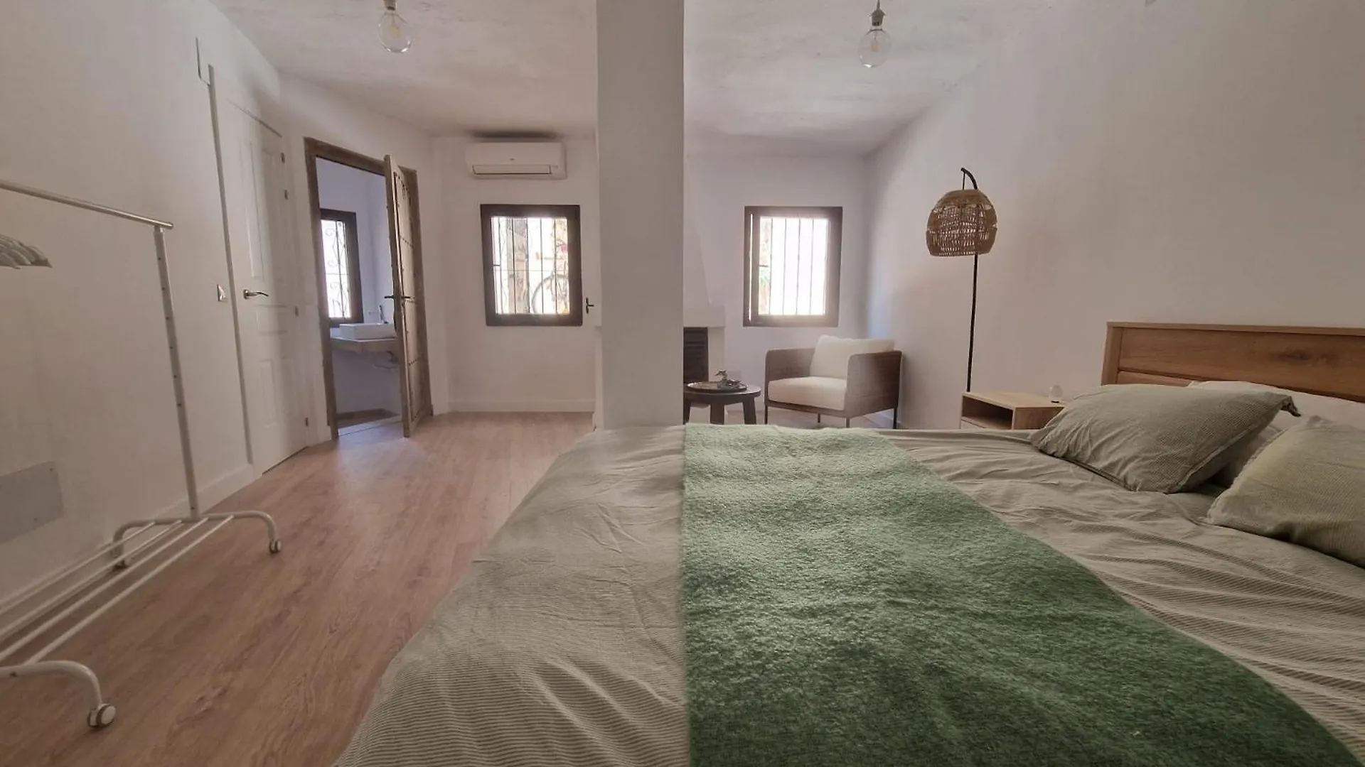 Habitacion Amplia Y Tranquila Con Bano Privado En Piso Compartido Malaga 0*,  Spain
